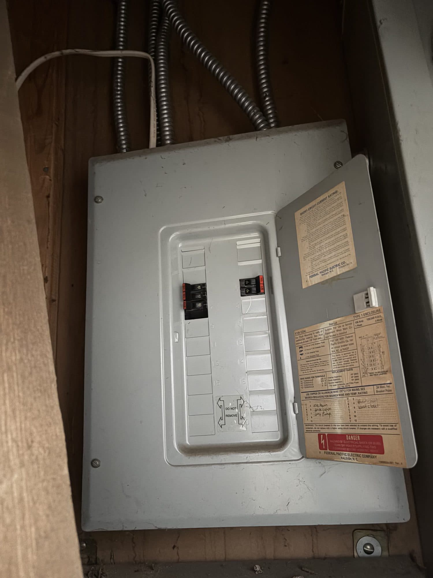 A Federal Pacific Electric Stab-Lok panel, the type the HOA requires residents to replace at their own expense.